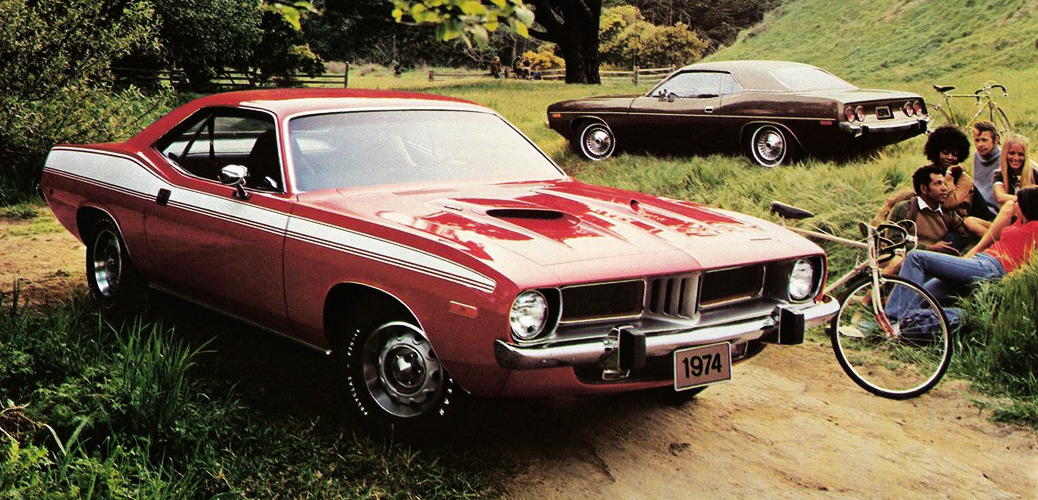 Foto: Cuda en primer plano y Barracuda en segundo. Recorte de publicidad de 1974