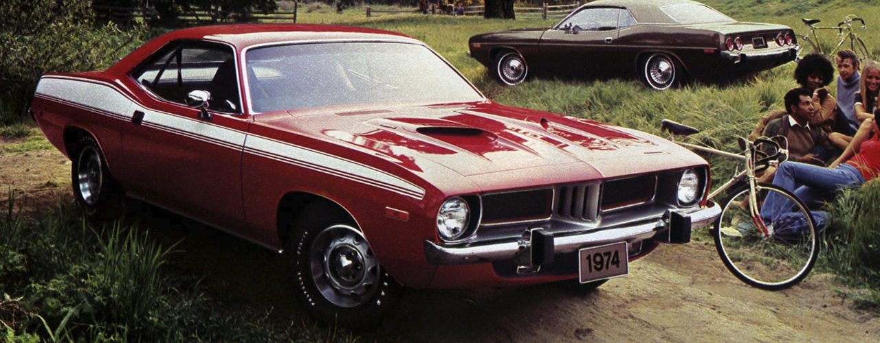 Foto: Cuda en primer plano y Barracuda en segundo. Recorte de publicidad de 1974