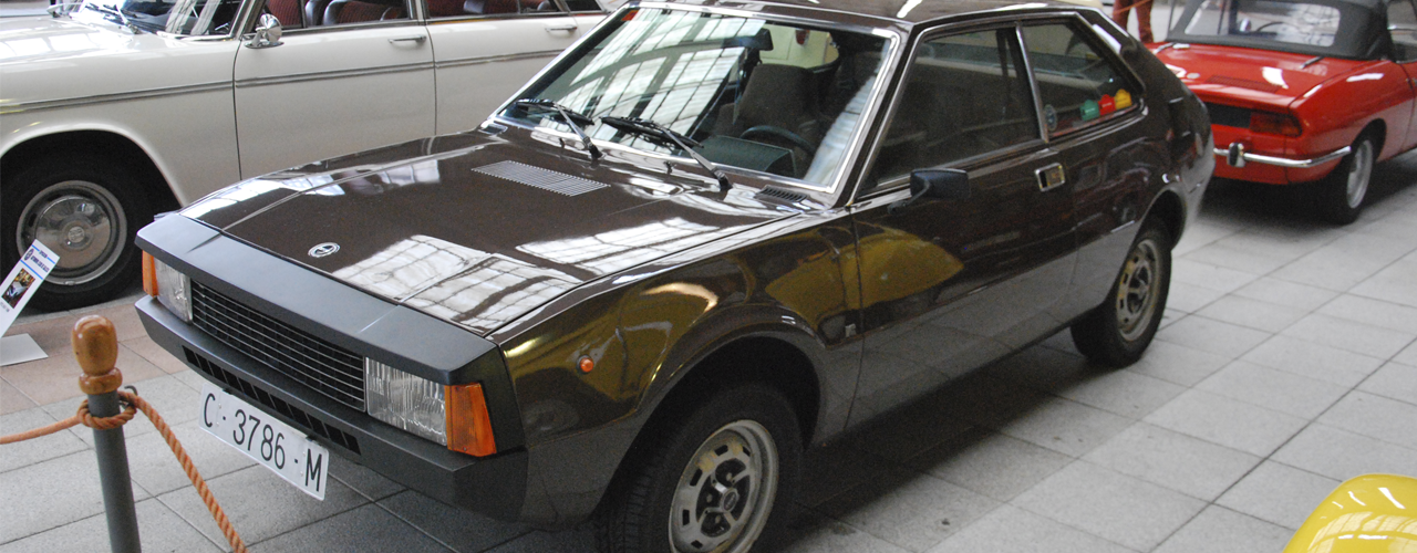 Seat 1200 Sport. Foto: Manu Ávila, Exposición Automóvil Club de Galicia, Estación de tren A Coruña. Diciembre 2012.