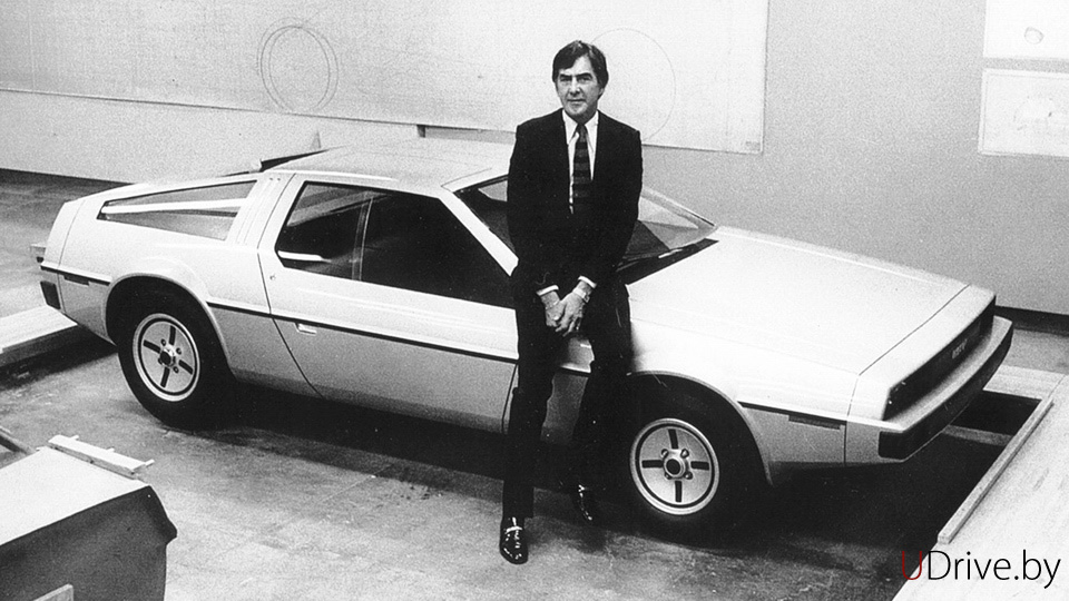 John DeLorean con el primer prototipo de 1976