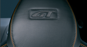 Logotipo GT bordado en los asientos del Aston Martin DB9 GT. Foto de catálogo