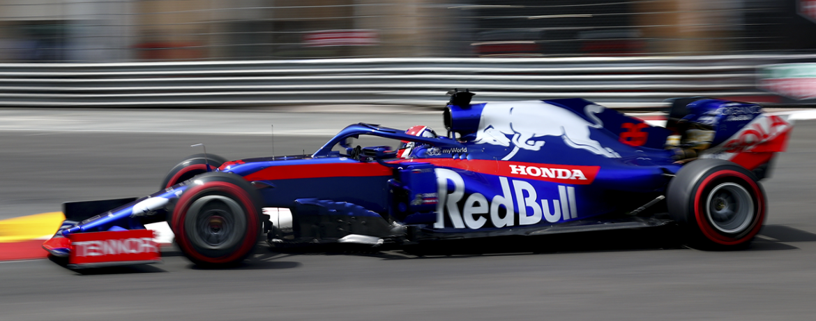 Daniil Kvyat con el Toro Rosso STR14 en la calificación del Gran Premio de Mónaco 2019, Foto: Red Bull