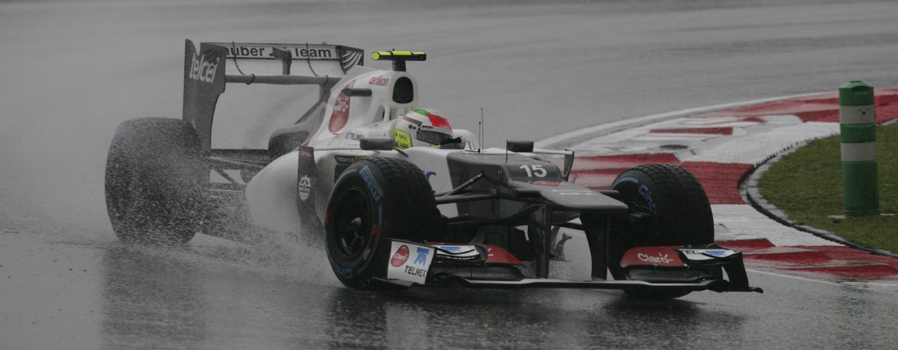 Sergio Pérez pilotando el Sauber-Ferrari C31 bajo la lluvia, Foto: Sauber Group