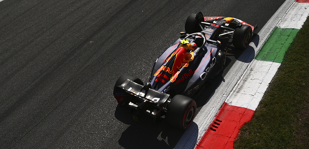 Sergio Pérez con el Red Bull -RBPT RB18, durante el Gran Premio de Italia. Foto: Getty Images / Red Bull Content Pool