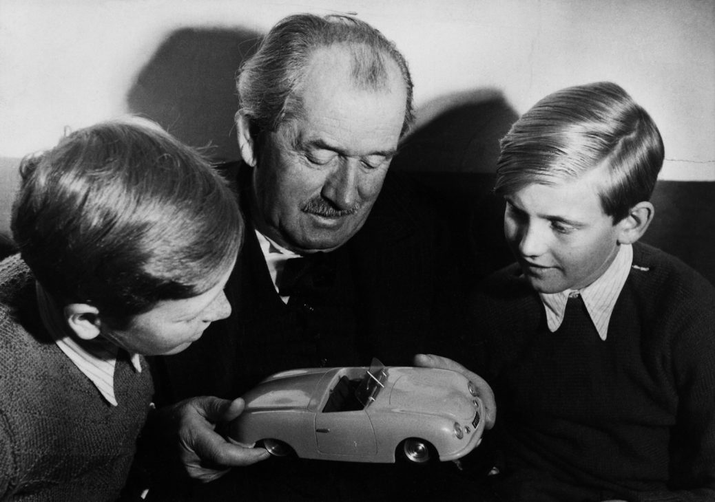 Ferdinand Porsche con sus nietos Ferdinand "Butzi" Porsche y Ferdinand Pietsch